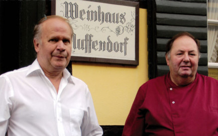 Wolfgang Schäfer und Herbert Walt vor dem Weinhäuschen